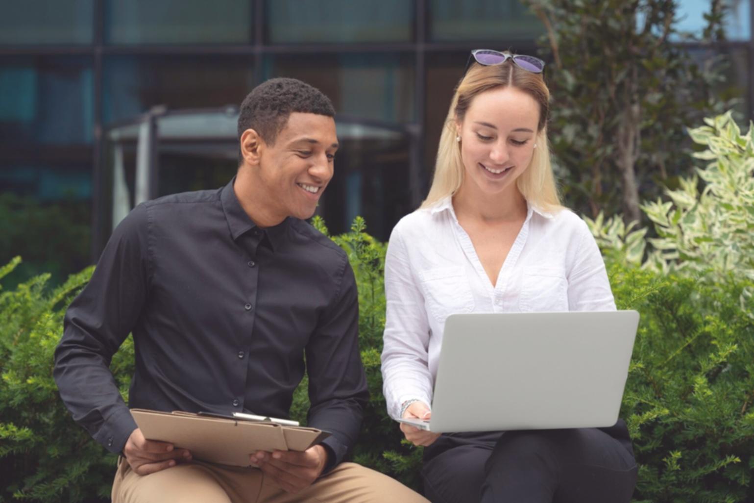 Moderne Lernumgebung mit digitalen Whiteboards und kollaborativen Arbeitsbereichen